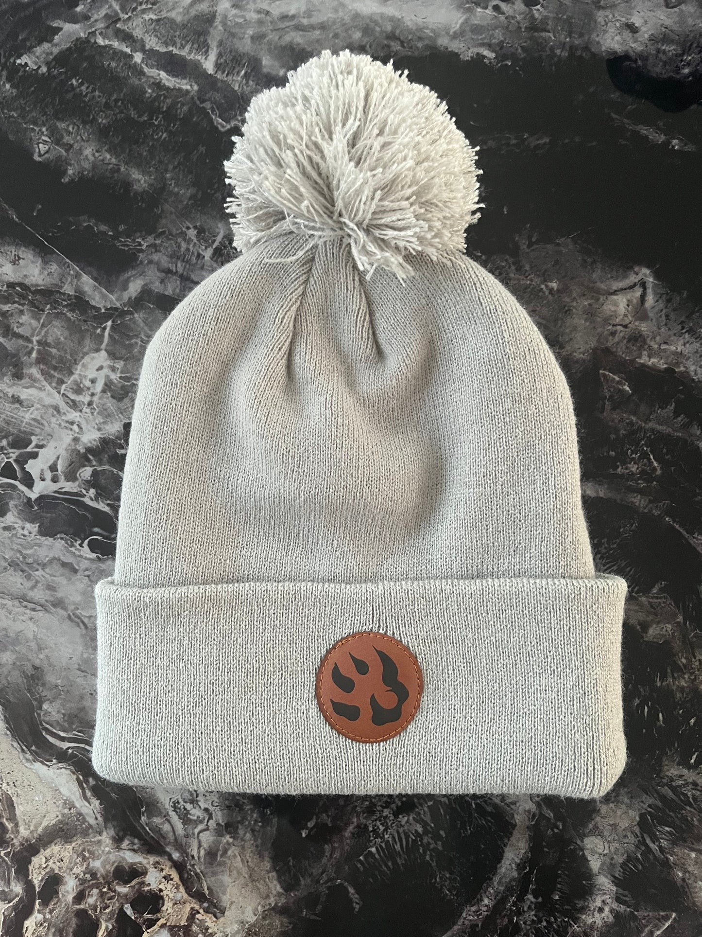 Bonnet à pompon patte de chien maille fine