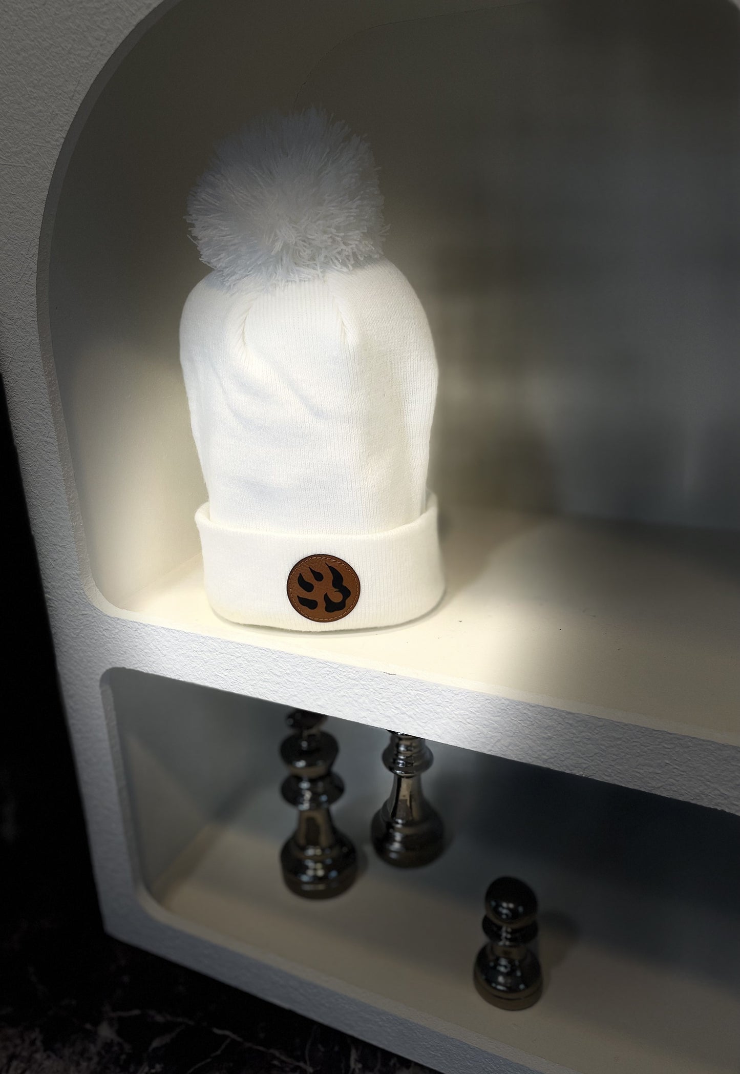 Bonnet à pompon patte de chien maille fine