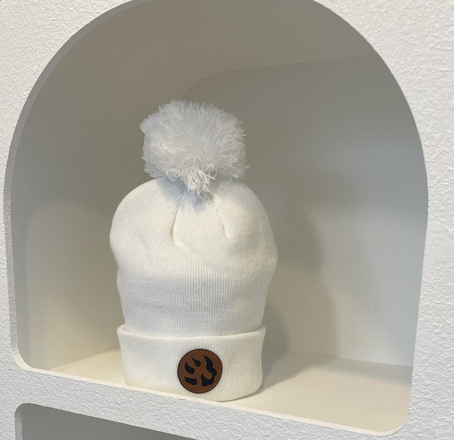 Bonnet à pompon patte de chien maille fine
