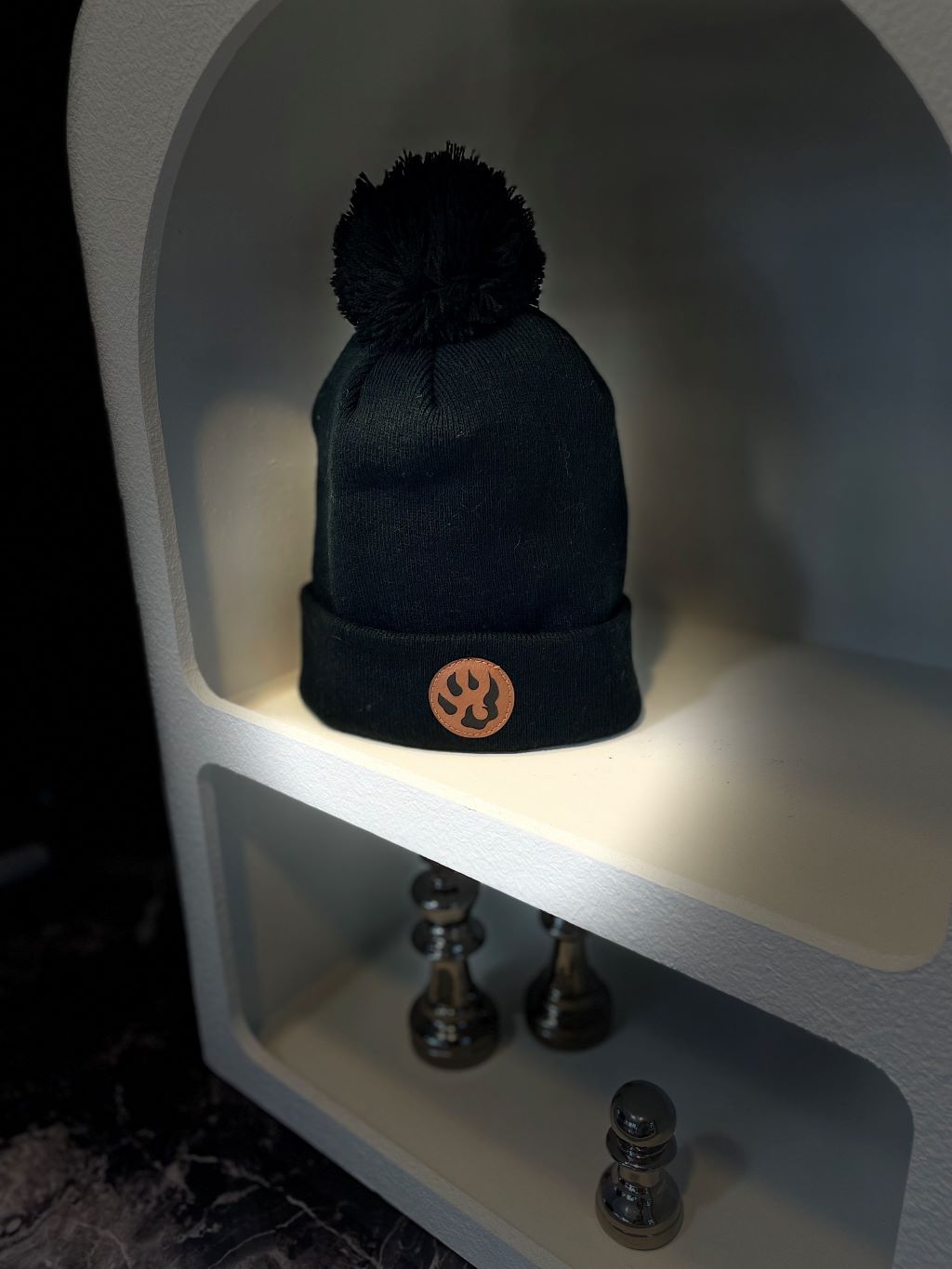 Bonnet à pompon patte de chien maille fine