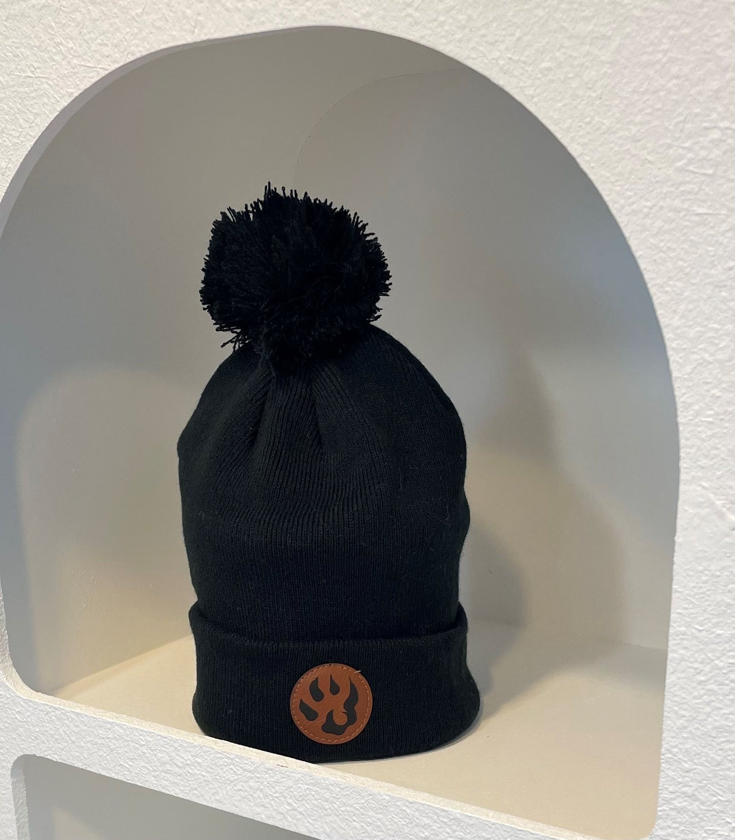 Bonnet à pompon patte de chien maille fine