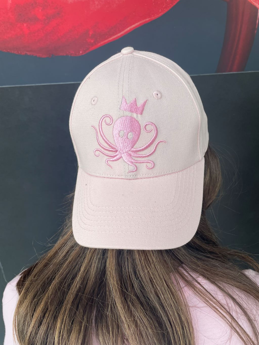 Vue de face casquette rose pastel Logo "pieuvre, poulpe" by Malabar Manufacture portée par mannequin féminin