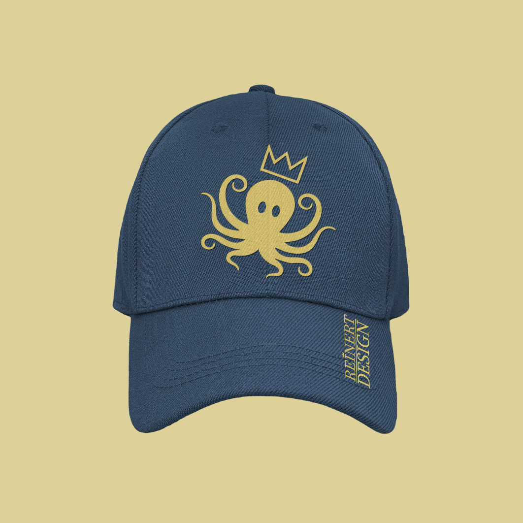 Vu de face de la casquette au logo "pieuvre, poulpe" classic blue par Reinert Design.