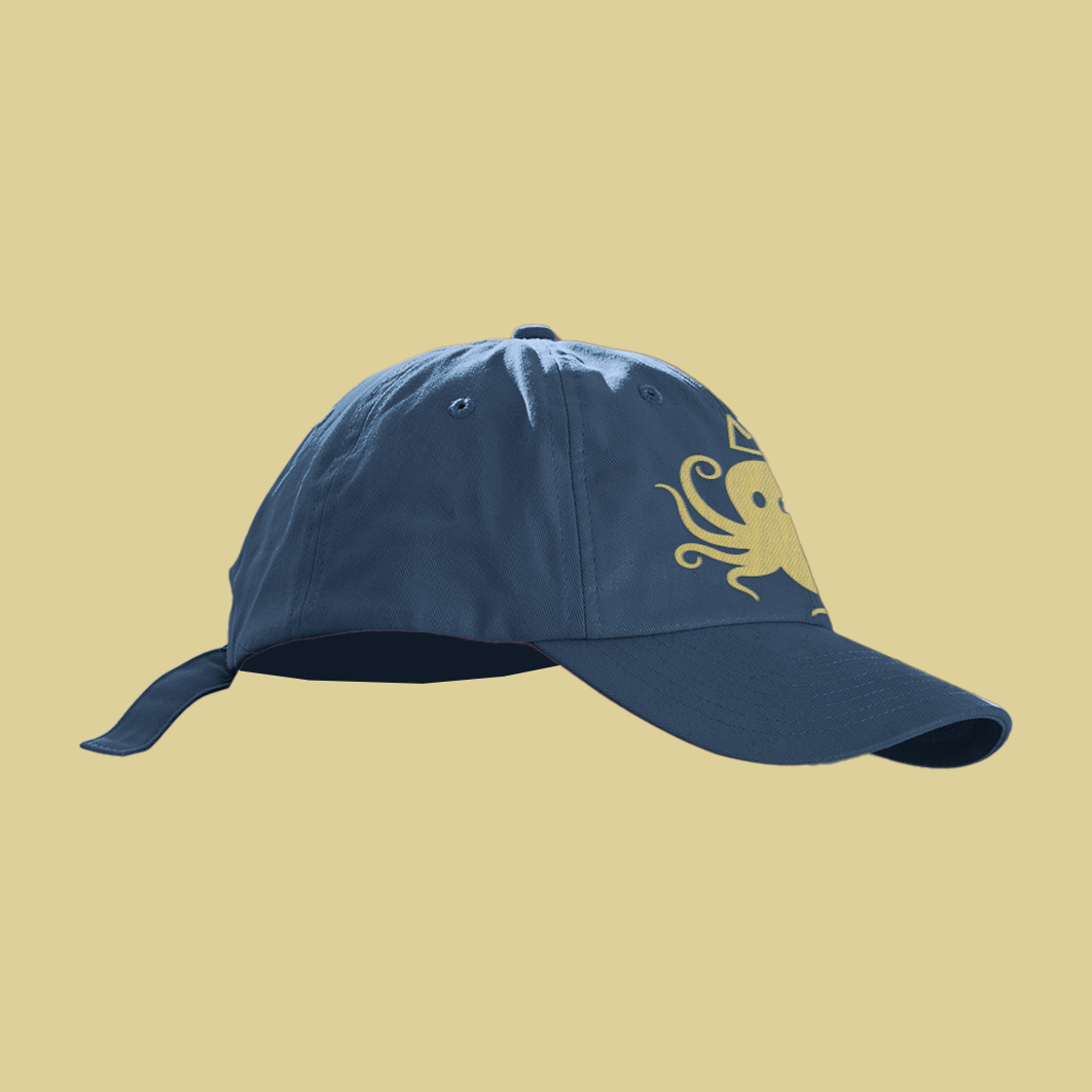 Vu 3/4 droite de la casquette au logo "pieuvre, poulpe" classic blue par Reinert Design.
