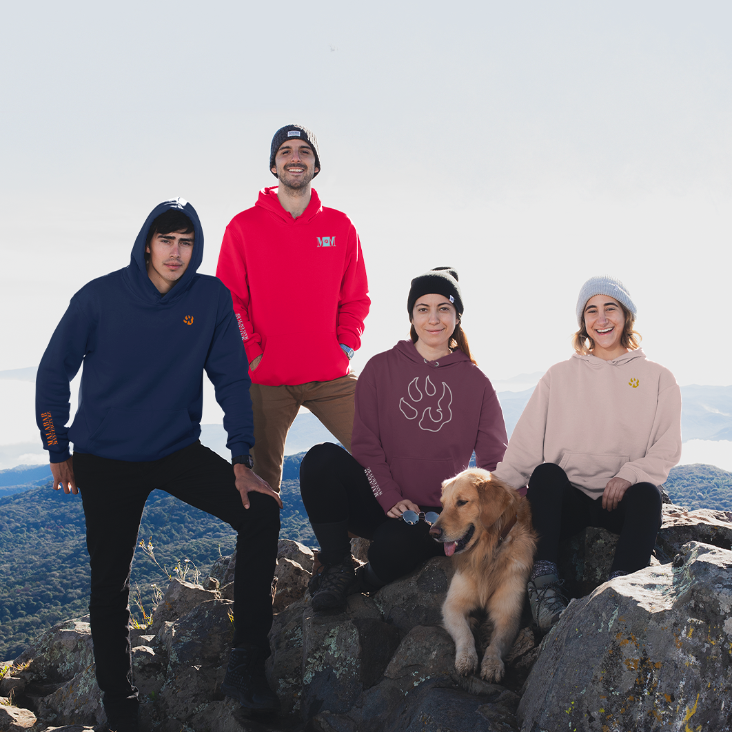 Groupe de personnes sur un rocher portant la gamme de sweats Malabar Manufacture