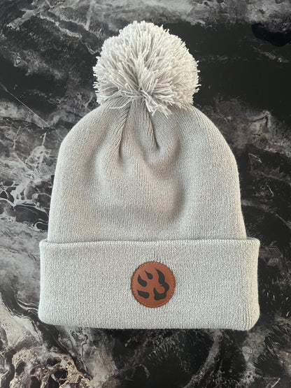 Bonnet à pompon patte de chien maille fine