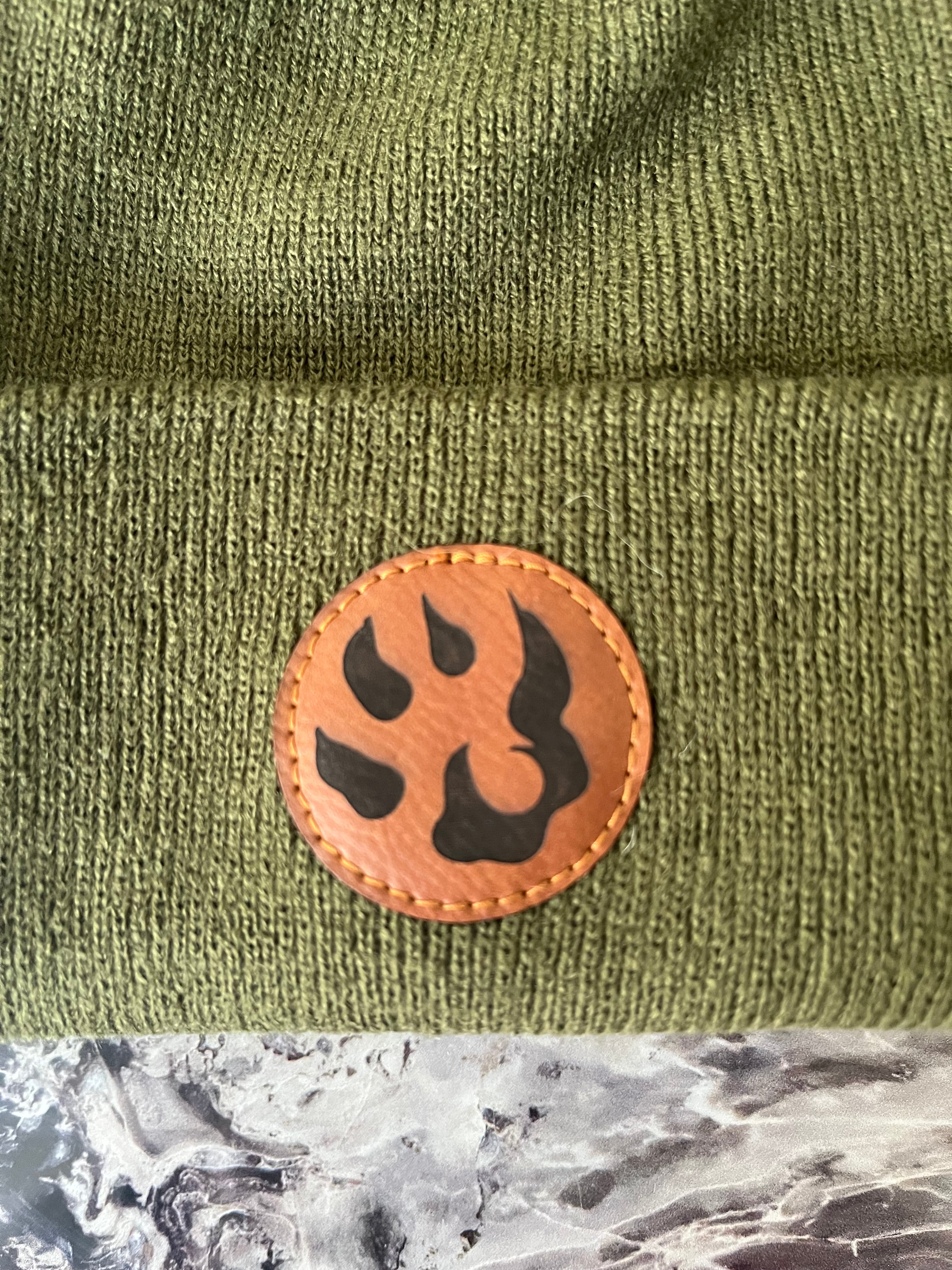 Bonnet à pompon patte de chien maille fine