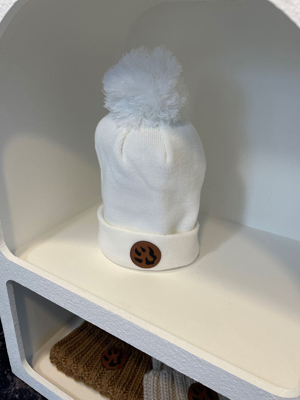 Bonnet à pompon patte de chien maille fine