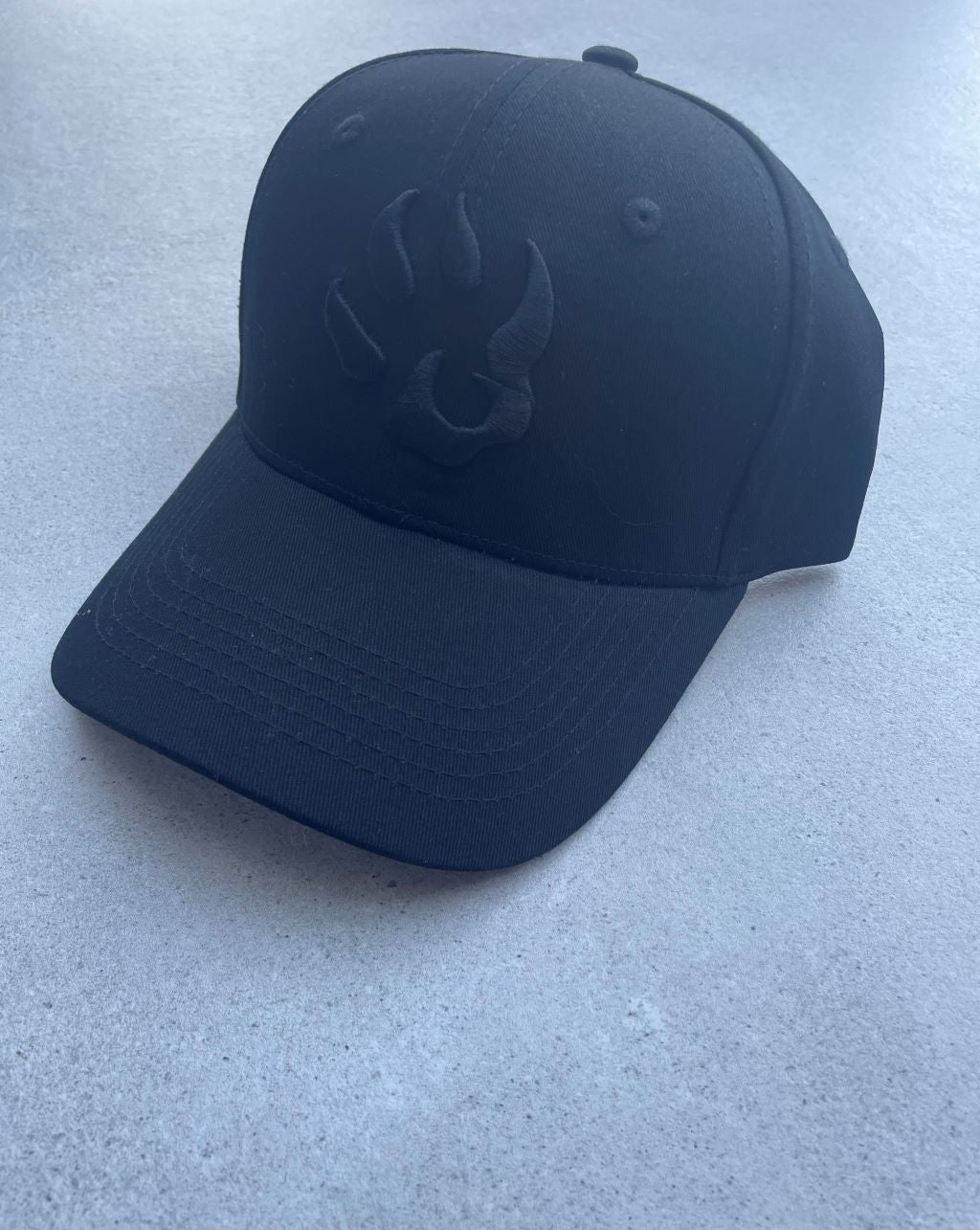 Vue 3/4 gauche casquette Noire Logo "Patte de chien" Noir by Malabar Manufacture