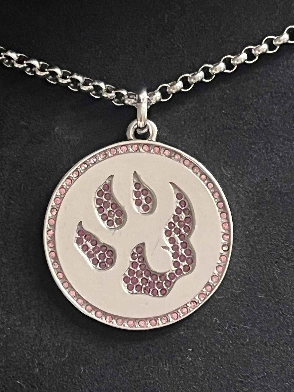 Médaille Malabar Manufacture, avec gravure Malabar au dos, en argent massif et pierres de Swarovski rose light Améthyste.