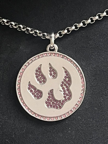 Médaille Malabar Manufacture, avec gravure Malabar au dos, en argent massif et pierres de Swarovski rose light Améthyste.