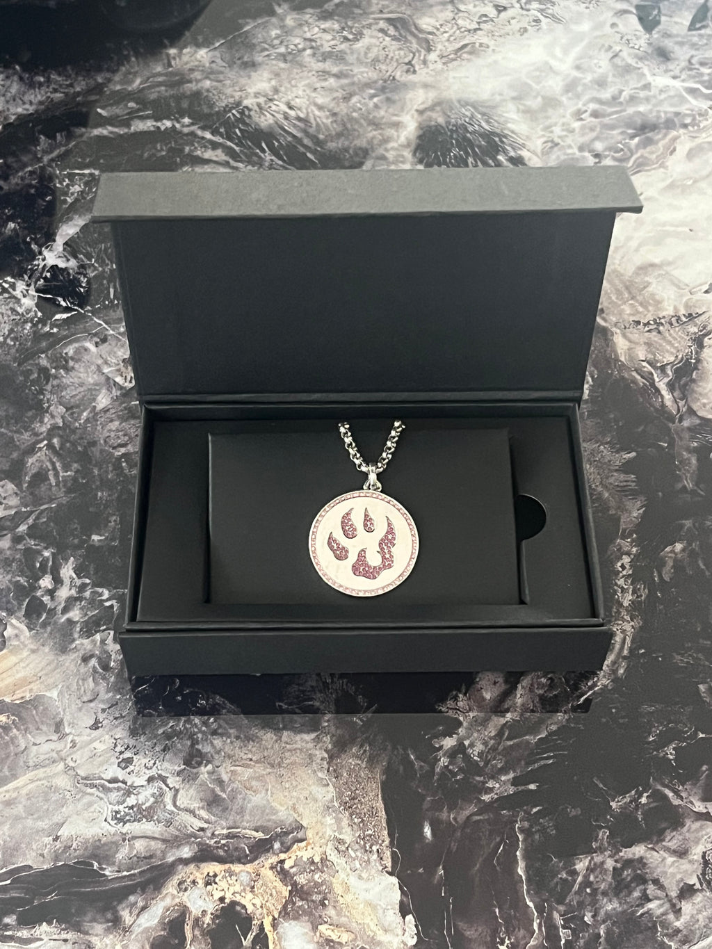 Médaille Malabar Manufacture, avec gravure Malabar au dos, en argent massif et pierres de Swarovski rose light Améthyste.