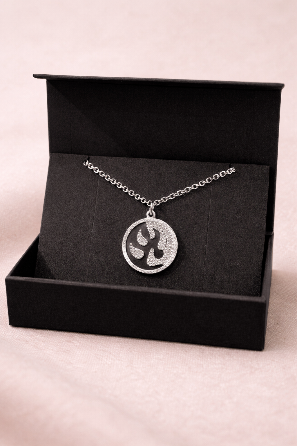 Médaille Malabar Manufacture patte de chien, argent massif, pierres Swarovski full strass