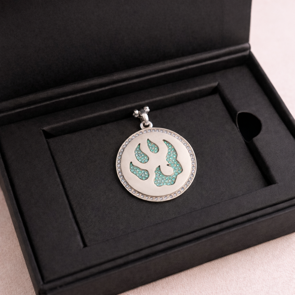 Médaille Malabar Manufacture patte de chien, argent massif, pierres Swarovski full strass