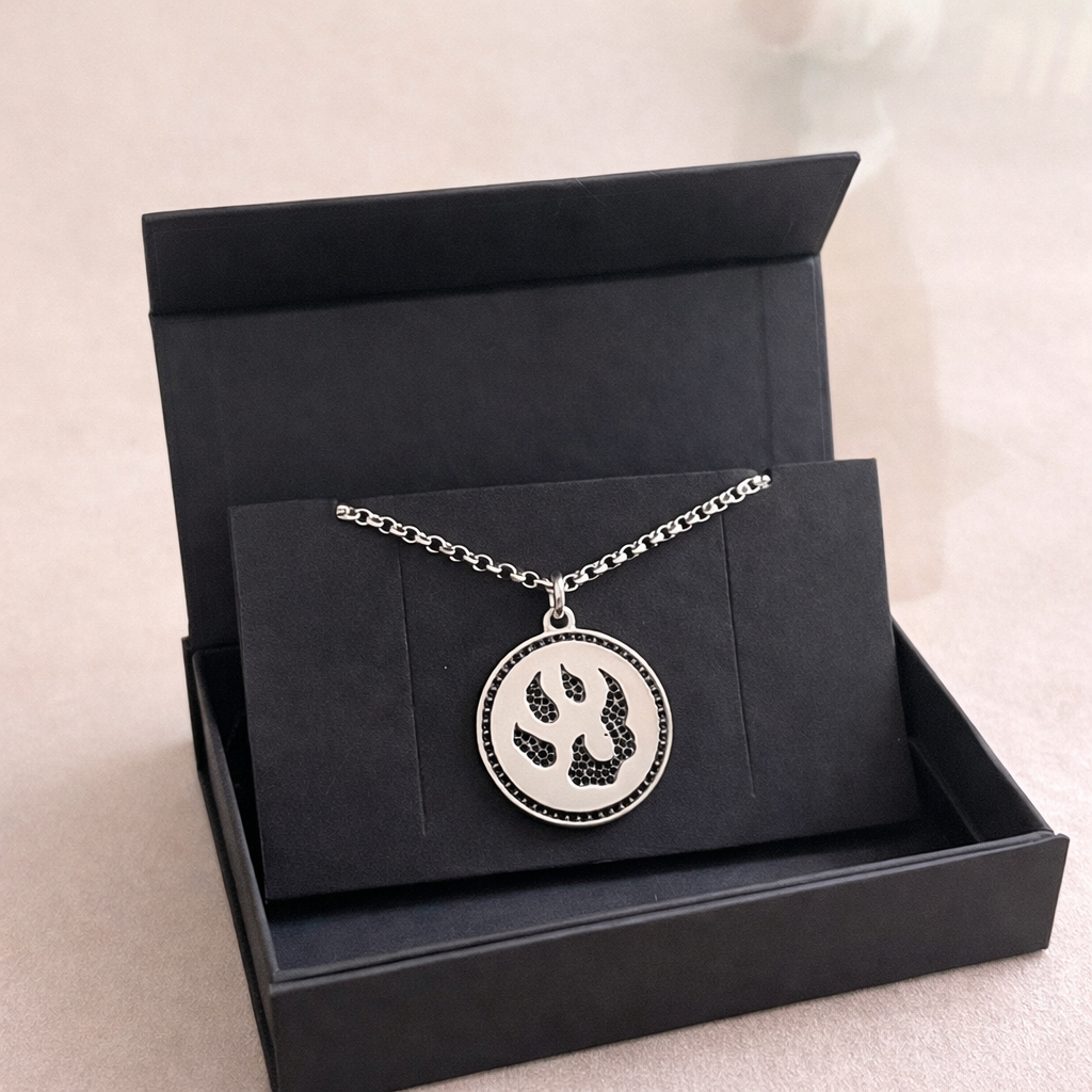 Médaille Malabar Manufacture patte de chien, argent massif, pierres Swarovski full strass
