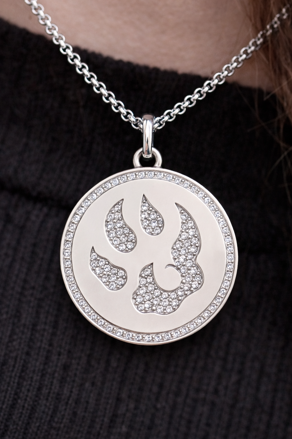 Médaille Malabar Manufacture patte de chien, argent massif, pierres Swarovski full strass