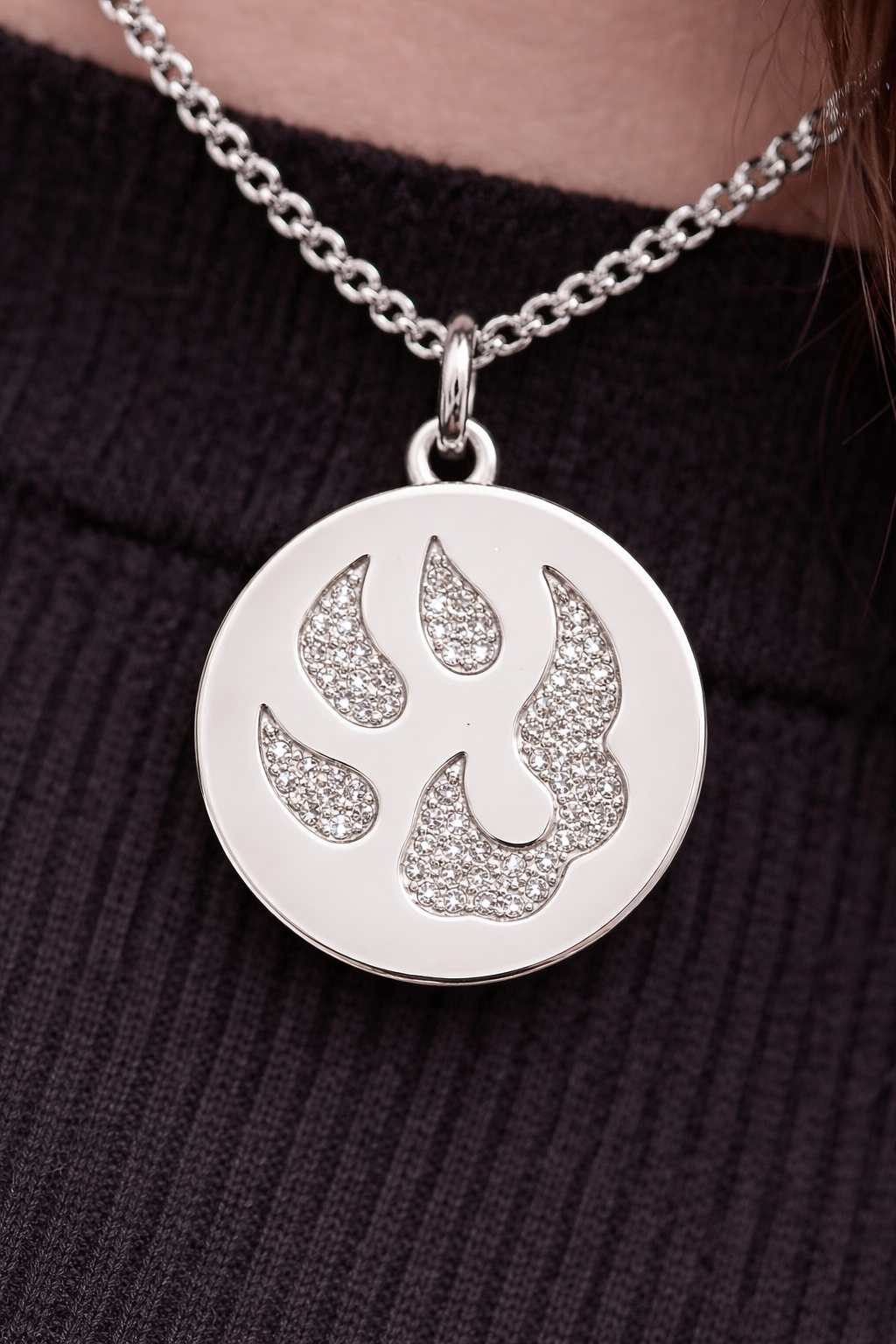 Médaille Malabar Manufacture patte de chien en argent massif et pierres Swarovski Crystal