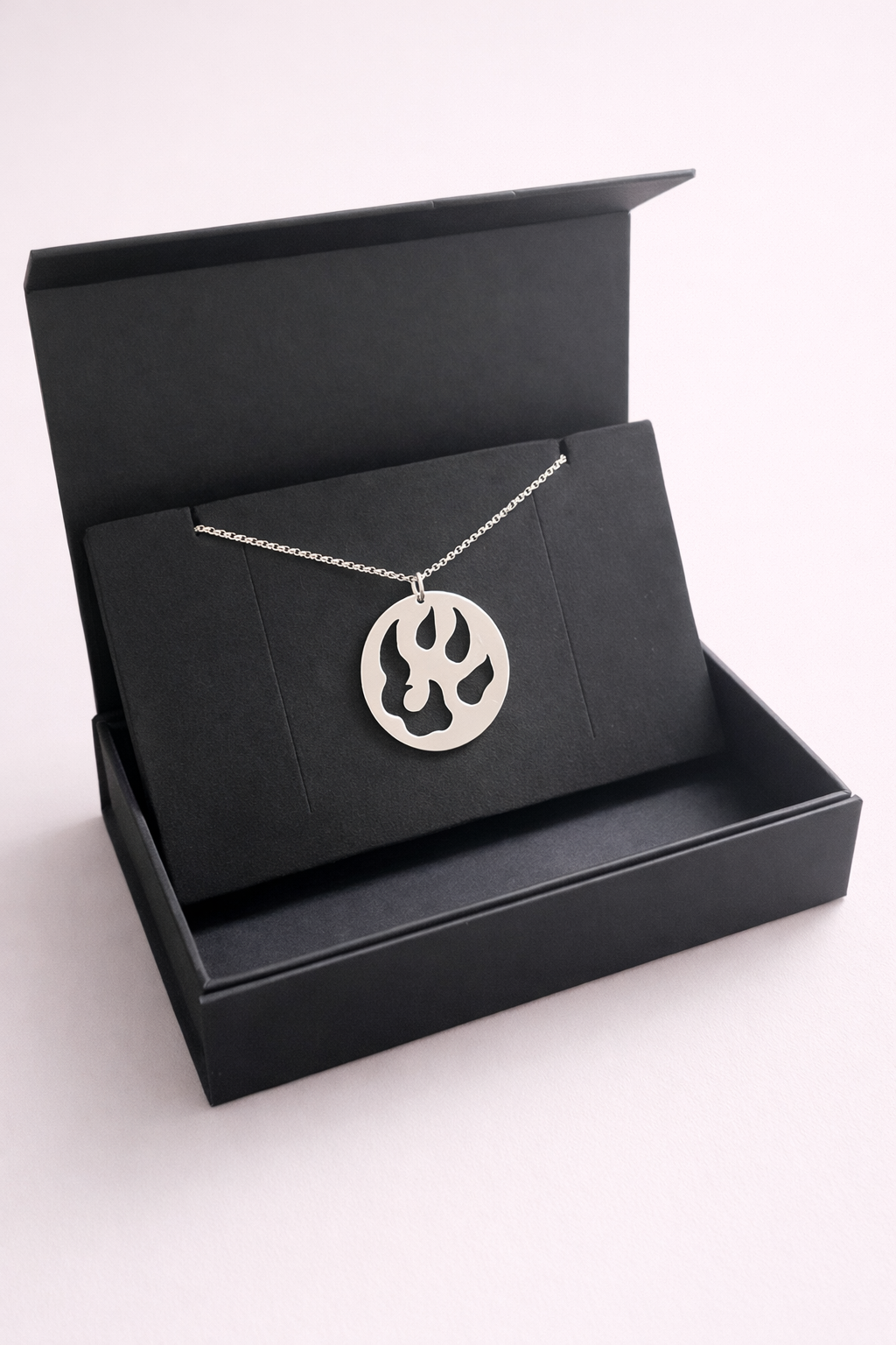 Médaille ajourée Malabar Manufacture patte de chien en argent massif avec chaîne acier