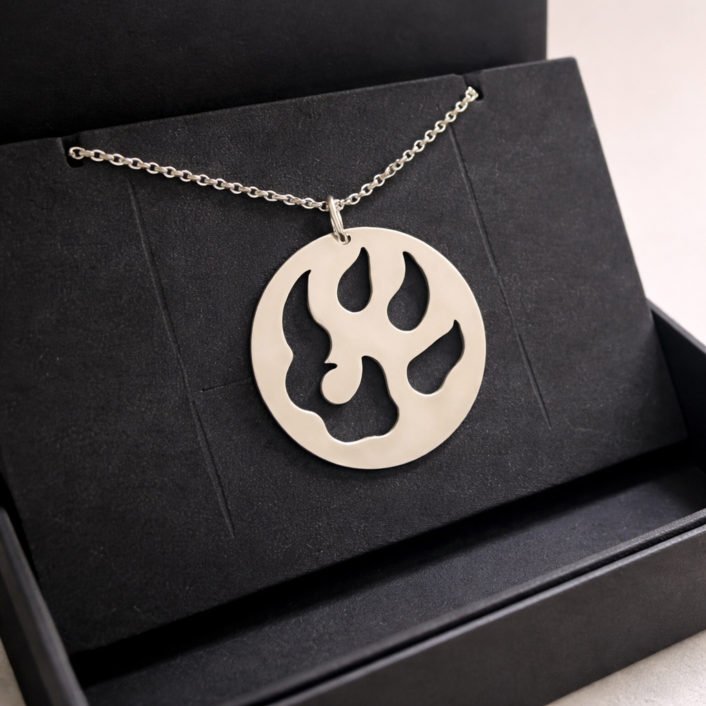 Médaille ajourée Malabar Manufacture patte de chien en argent massif avec chaîne acier