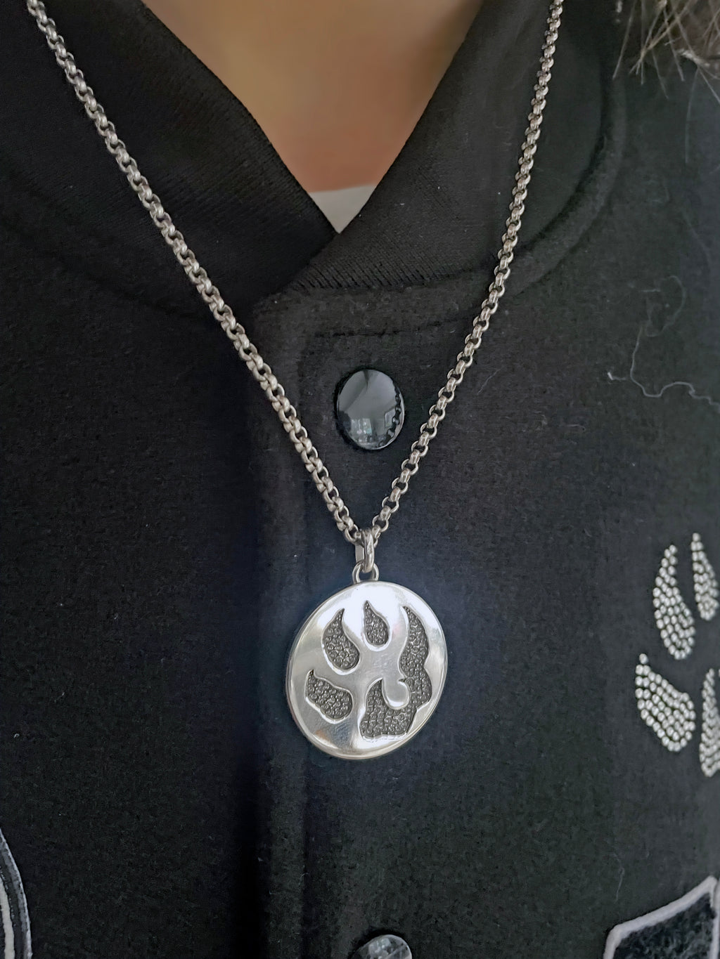 Médaille Malabar Manufacture patte de chien en argent massif et pierres Swarovski Crystal