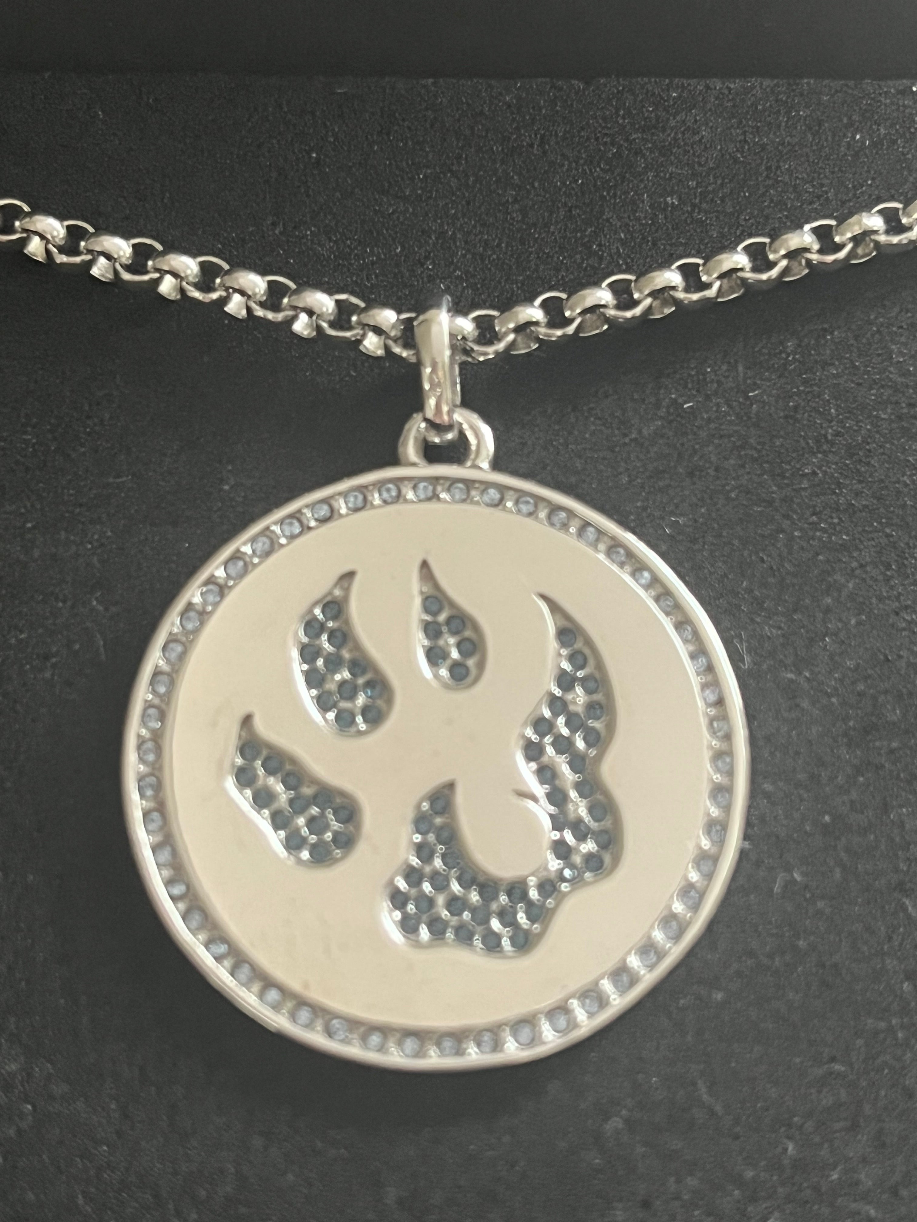 Médaille Malabar Manufacture patte de chien, argent massif, pierres Swarovski full strass Light Saphir Montana