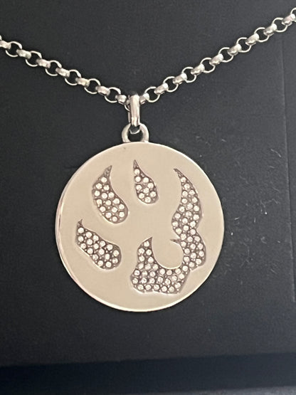 Médaille Malabar Manufacture patte de chien en argent massif et pierres Swarovski Crystal