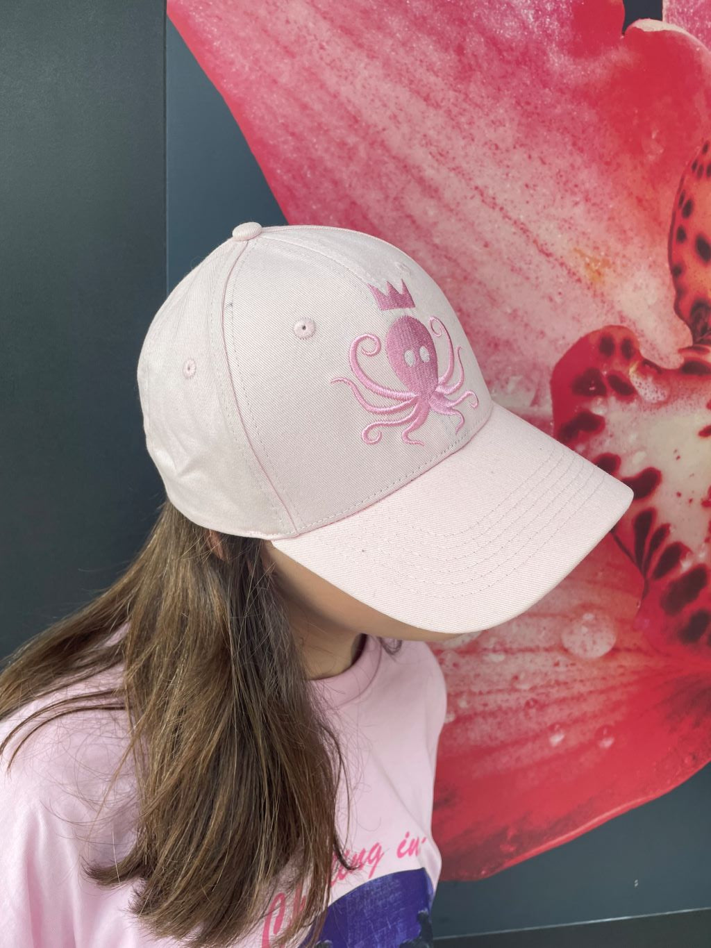 Vue 3/4 avant droit casquette Logo "pieuvre, poulpe" unitaille homme femme rose pastel