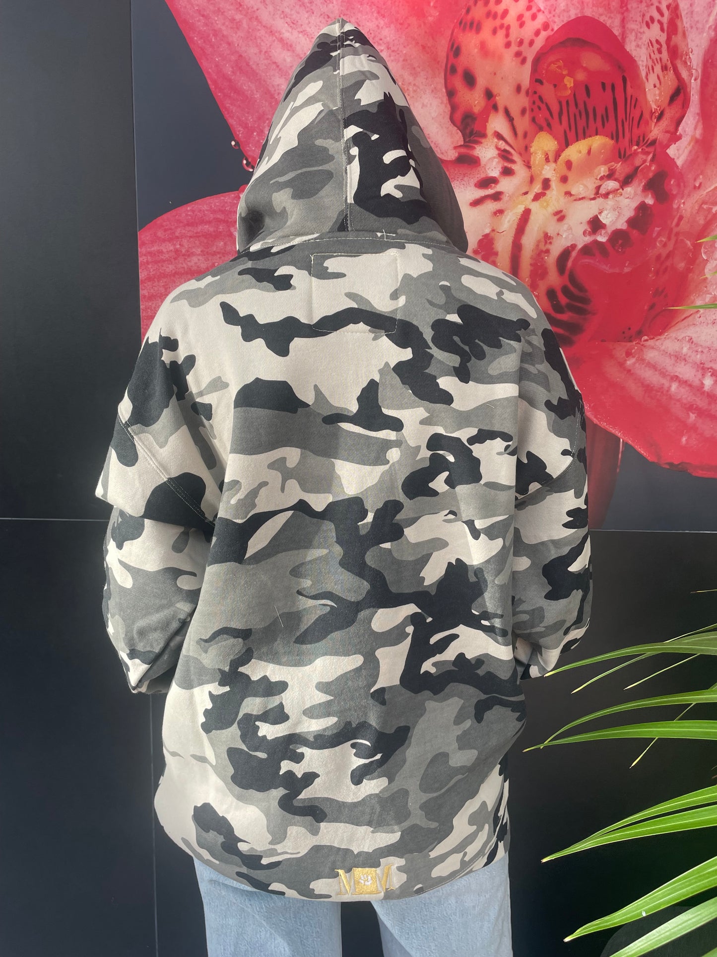 Sweat à capuche camouflage logo "petite patte de chien" collection été 2024.