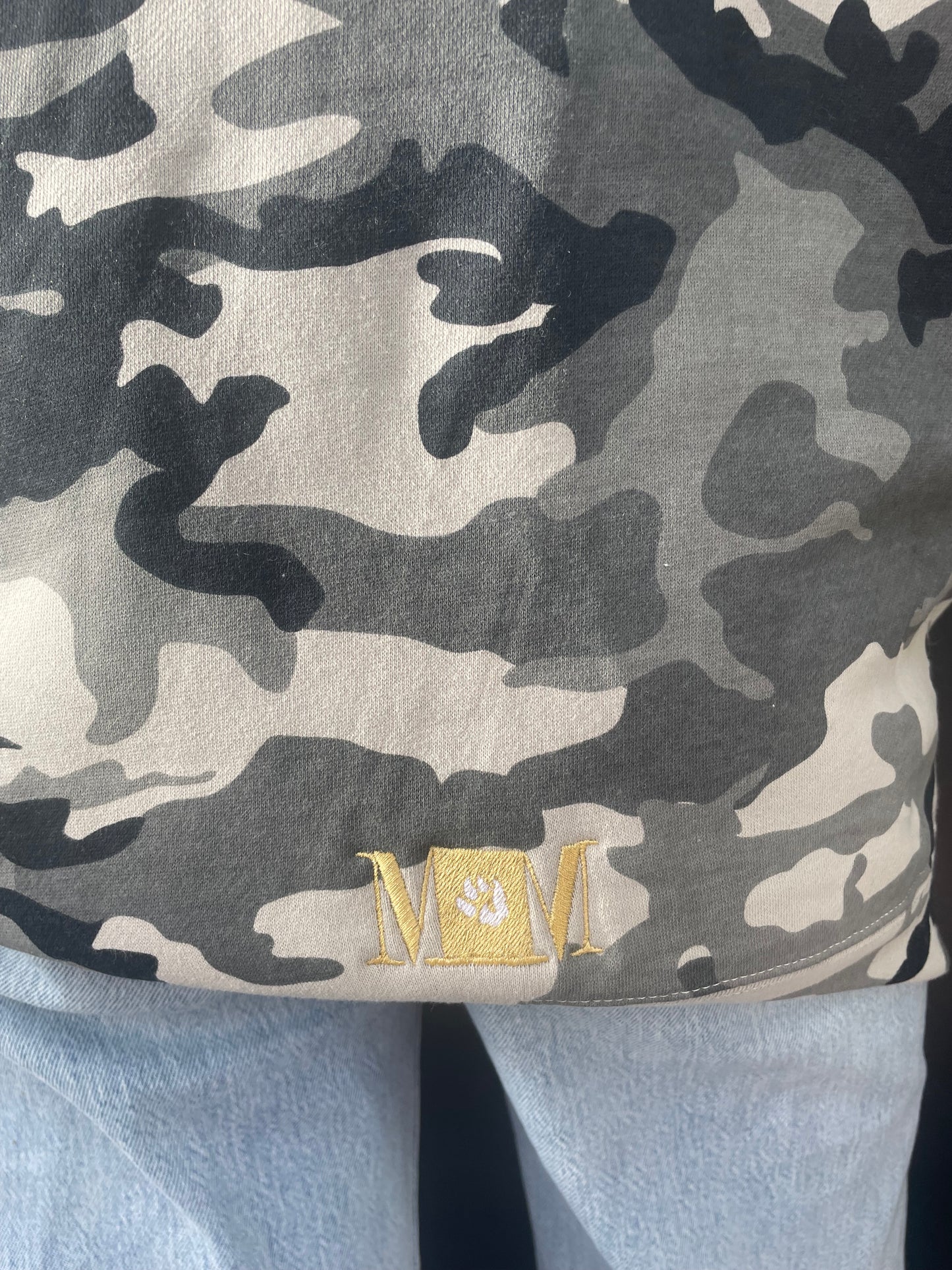 Sweat à capuche camouflage logo "petite patte de chien" collection été 2024.