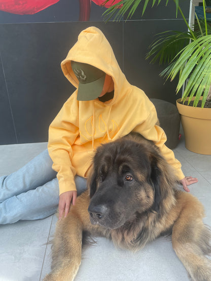 mannequin portant un sweat couleur pêche assise à coté d'un chien