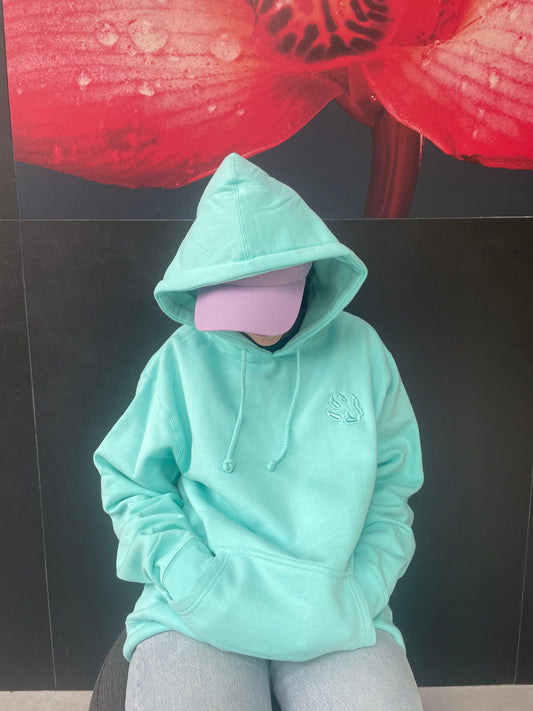 mannequin  portant un sweat couleur turquoise, capuche sur la tête