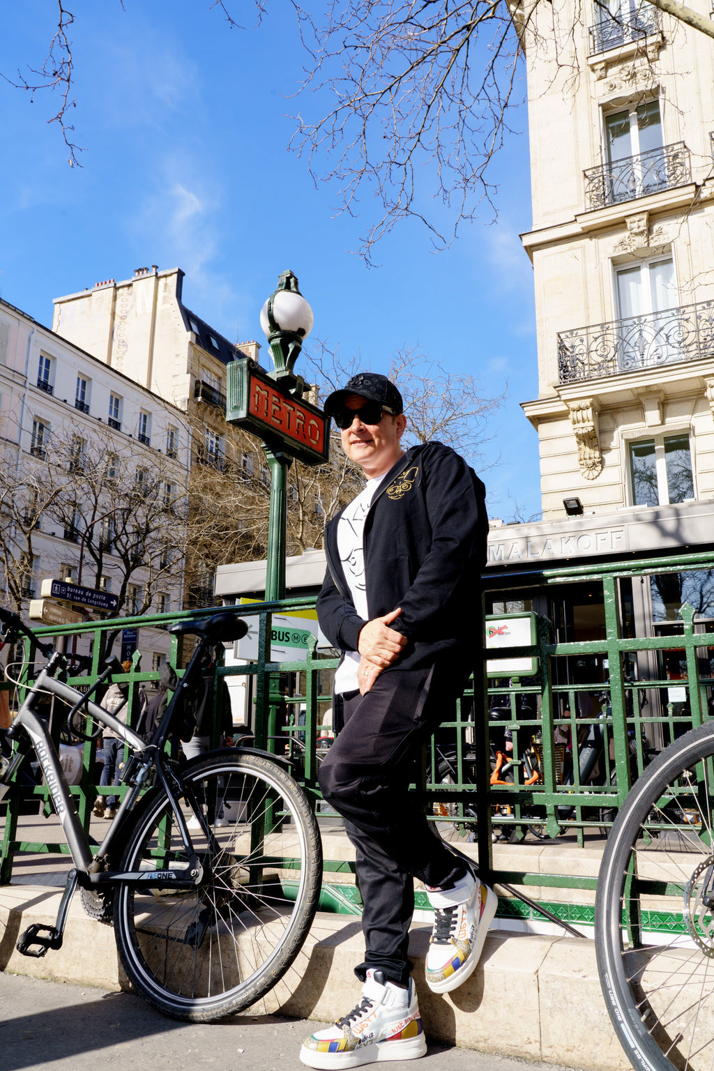 Une veste brodée à capuche zippée "Oh la la Chihuahua", un look qui bouge tout comme toi !