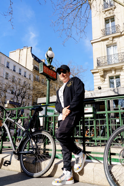 Une veste brodée à capuche zippée "Oh la la Chihuahua", un look qui bouge tout comme toi !