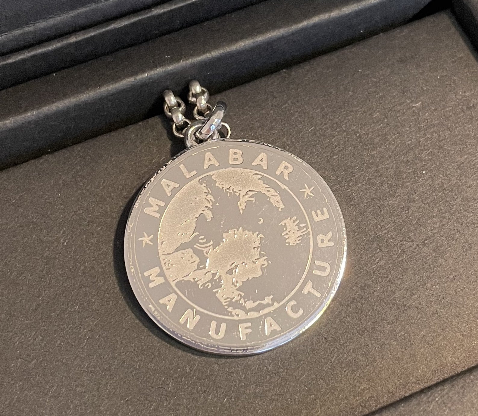 Médaille Malabar Manufacture, avec gravure Malabar au dos, en argent massif et pierres de Swarovski rose light Améthyste.