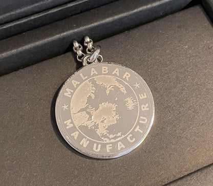Médaille Malabar Manufacture, avec gravure Malabar au dos, en argent massif et pierres de Swarovski rose light Améthyste.