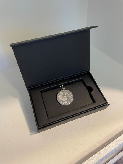 Médaille Malabar Manufacture, avec gravure Malabar au dos, en argent massif et pierres de Swarovski rose light Améthyste.
