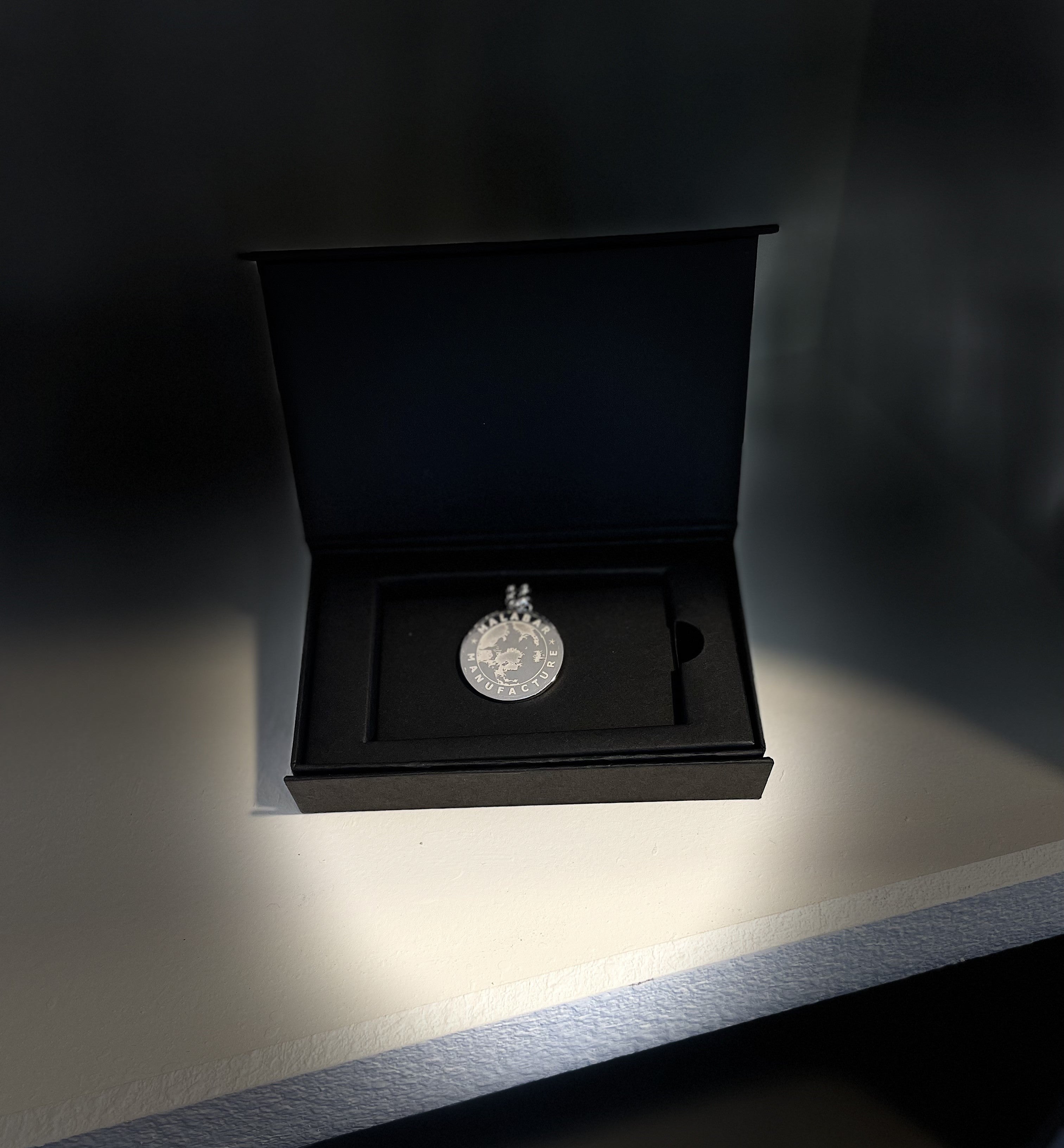 Médaille Malabar Manufacture, avec gravure Malabar au dos, en argent massif et pierres de Swarovski full strass light Saphir Montana.