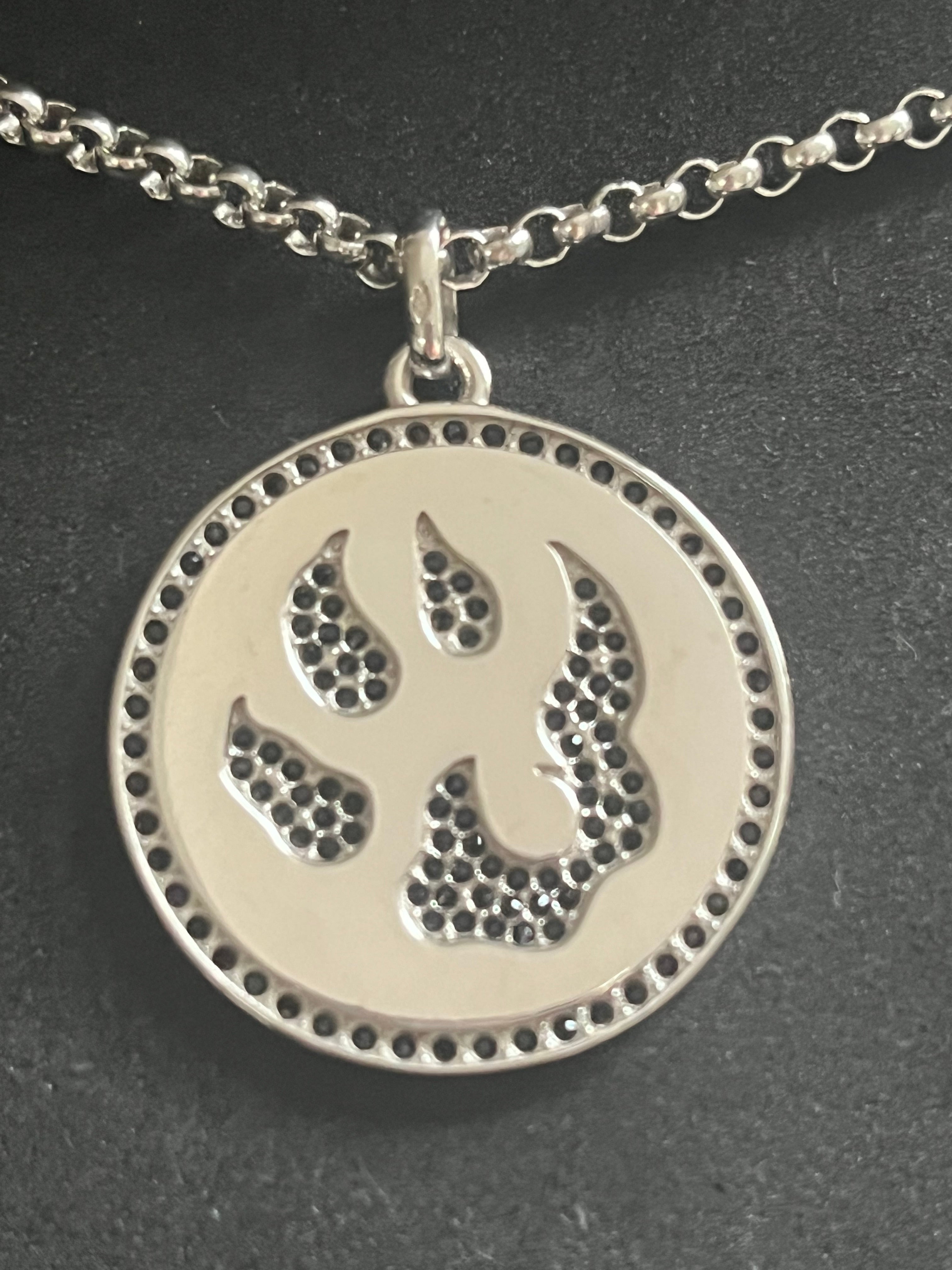 Médaille Malabar Manufacture patte de chien, argent massif, pierres Swarovski full strass Jet