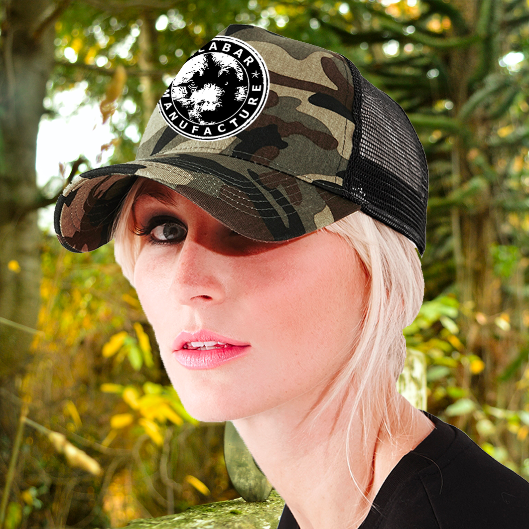 Vue 3/4 avant gauche casquette army jungle Logo "tête de chien" by Malabar Manufacture portée par un mannequin féminin