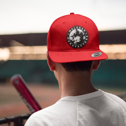 Vue de face casquettes vintage rouge Logo "tête de chien" par Malabar Manufacture portée par mannequin masculin