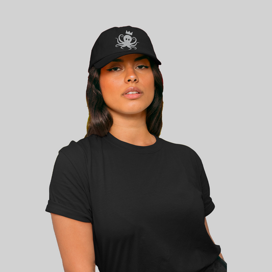 Casquette classic black Logo "pieuvre, poulpe" par Reinert Design portée par mannequin feminin